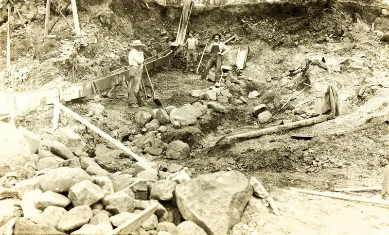 Finnish prospectors digging for gold, 1916