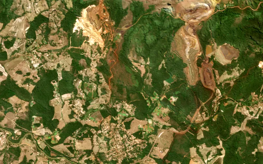 The valley below the Córrego do Feijão mine in 2018, and in 2019 with the dam gone and a brown mud trail running south-west