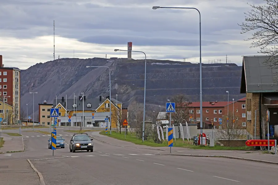 A street in Kiruna with the terraced mountain of Kiirunavaara behind
